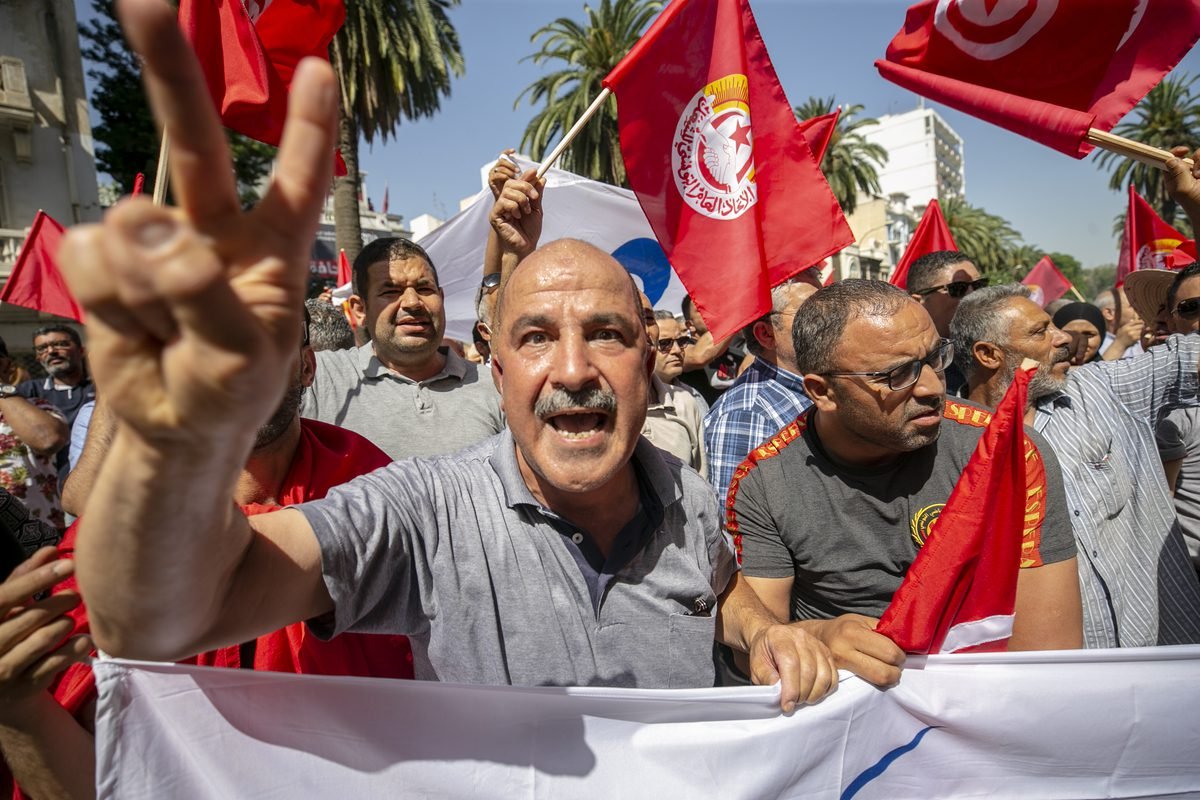 challenges facing workers in Tunisia’s private and public sectors