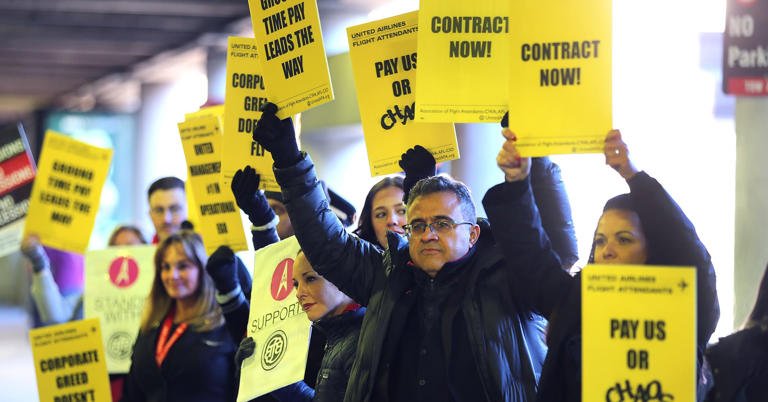 توصلت شركة يونايتد إيرلاينز إلى اتفاق عمل مبدئي رائد مع طاقم الطيران يشمل زيادات ضخمة وتحسينات في جودة الحياة