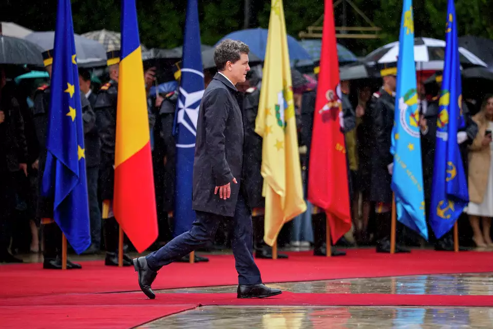 نيكوسور دان يؤدي اليمين رئيسًا لرومانيا وسط انتهاء الأزمة السياسية الكبرى